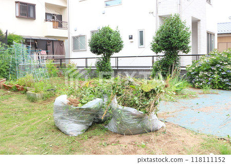 花園除草：雜草和袋子 118111152