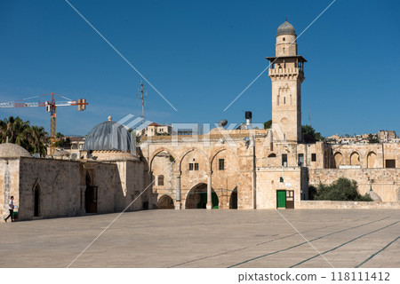 Non muslim tourists visiting the Dome of the Rock Islamic Shrine on the Temple Mount in the Old city of Jerusalem, Palestinian Territories 118111412