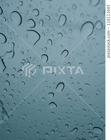 雨滴落在車窗上，一幅美麗的圖畫，帶有蒼白的倒影 118111685