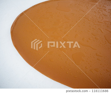 雨滴閃耀在白色和黃色上，這是一件看起來像煎蛋的抽像作品 118111686