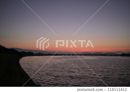 早上在河床上 118111812