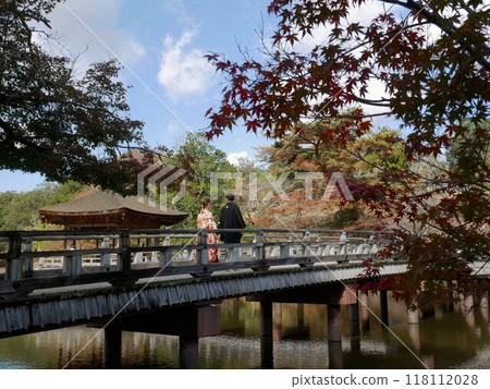 新娘和新郎穿過浮井堂(奈良市)的蓬萊橋 新娘和新郎穿過浮井堂(奈良市)的蓬萊橋 118112028