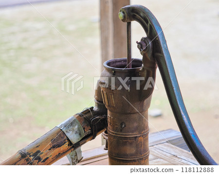 老井裡生鏽的手動泵 118112888