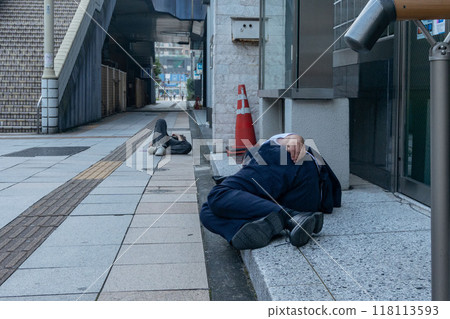 醉酒男子在人行道上睡著了 118113593