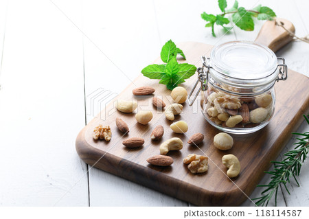 Mixed nuts 118114587