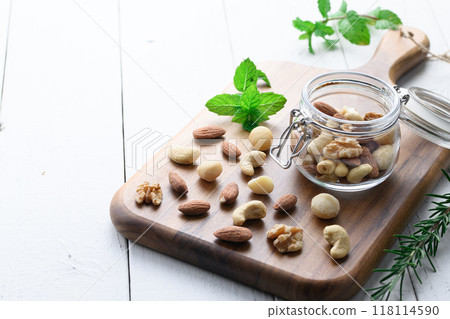 Mixed nuts Mixed nuts 118114590