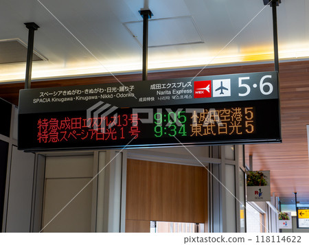 JR 東新宿站 5 號和 6 號月台的出發標誌，成田特快在此出發和到達。 118114622