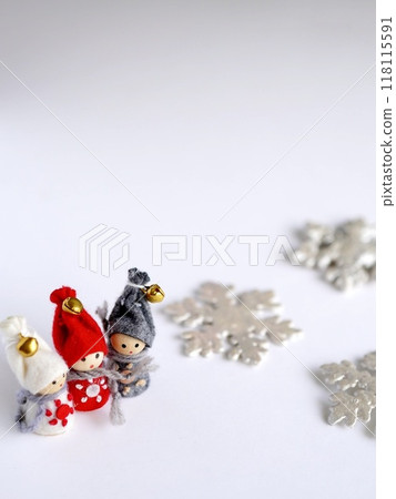 有聖誕裝飾品、雪花裝飾品的小矮人 118115591