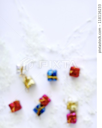 可愛的聖誕禮物盒-背景模糊照片 118116233