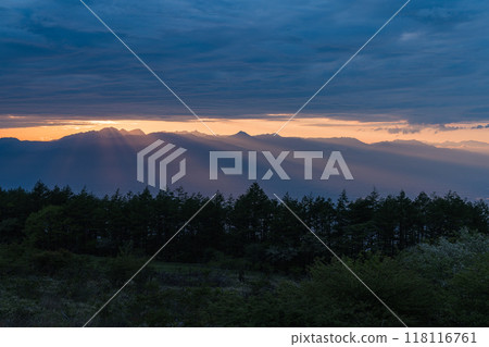 The rays of the setting sun and the sunset sky seen from the Takabocchi Plateau on Mt. Takabocchi, located on the border between Okaya City and Shiojiri City, Nagano Prefecture, Japan 118116761