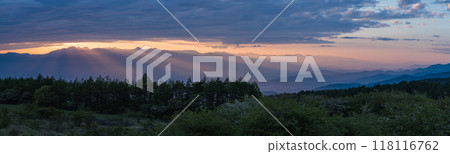 The rays of the setting sun and the sunset sky seen from the Takabocchi Plateau on Mt. Takabocchi, located on the border between Okaya City and Shiojiri City, Nagano Prefecture, Japan 118116762
