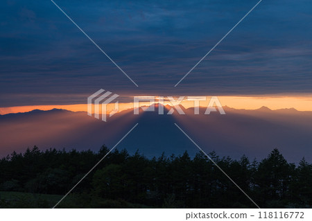 日本：從長野縣岡谷市和鹽尻市交界的高博奇山高博奇高原上看，從雲層中探出的夕陽和傍晚的夕陽 118116772