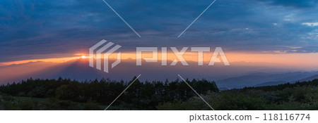 日本：從長野縣岡谷市和鹽尻市交界的高博奇山高博奇高原上看，從雲層中探出的夕陽和傍晚的夕陽 118116774