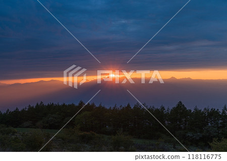 日本：從長野縣岡谷市和鹽尻市交界的高博奇山高博奇高原上看，從雲層中探出的夕陽和傍晚的夕陽 118116775