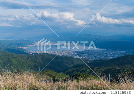 日本：長野縣岡谷市和鹽尻市交界處的高博奇山上的高博奇高原，從俯瞰山上看到的諏訪湖 118116988
