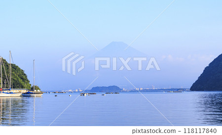 從西伊豆隔著駿河灣眺望夏日的富士山 從西伊豆隔著駿河灣眺望夏日的富士山 118117840