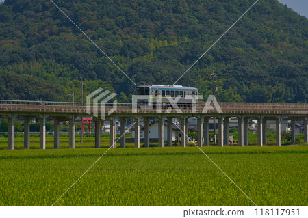 穿越鄉村的井原線列車 穿越鄉村的井原線列車 118117951