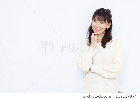 微笑著思考的女人 118117954