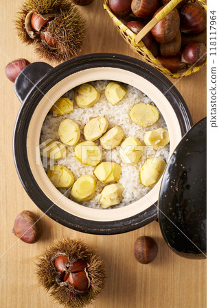 Chestnut rice cooked in a clay pot 118117964