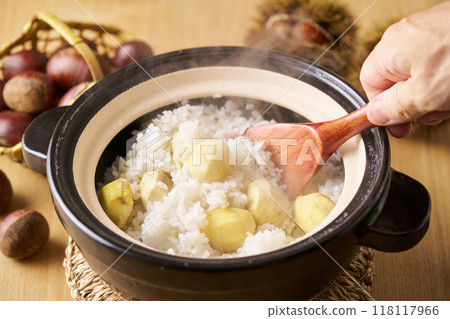 Chestnut rice cooked in a clay pot 118117966