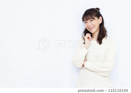 微笑著思考的女人 118118109