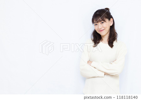 一個女人抱著雙臂思考 118118140