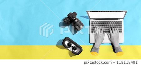 Laptop computer with a SLR camera and VR 118118491