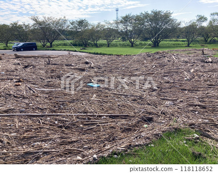 A large amount of wood chips has flowed into the parking lot of a riverside park due to heavy rains. Hometown River Park in Kirishima City, Kagoshima Prefecture A large amount of wood chips has flowed into the parking lot of a riverside park due to heavy rains. Hometown River Park in Kirishima City, Kagoshima Prefecture 118118652