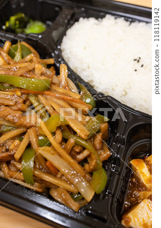 美味的青椒肉盒午餐 118119142