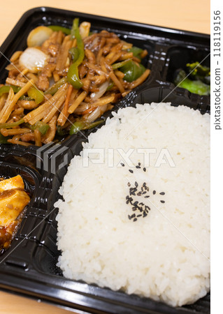 美味的青椒肉盒午餐 118119156