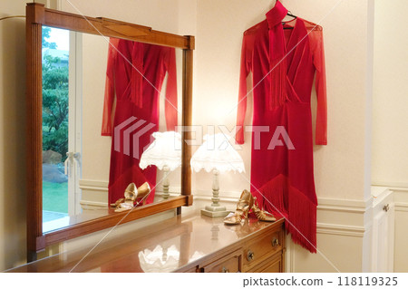 衣架上的紅裙子 衣架上的紅裙子 118119325