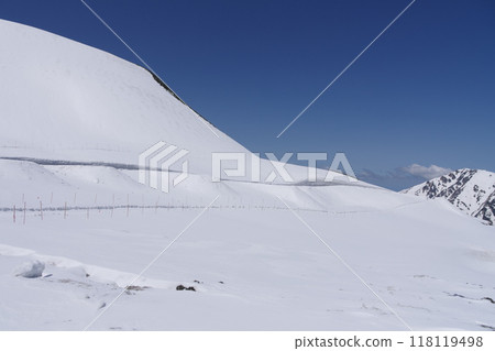 白雪皚皚的大谷立山黑部阿爾卑斯山脈路線上部景觀 118119498