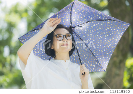 打著陽傘的女人 118119560