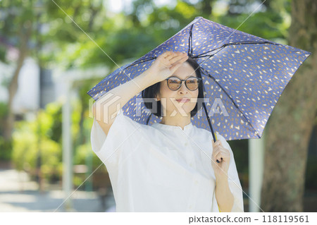 打著陽傘的女人 打著陽傘的女人 118119561