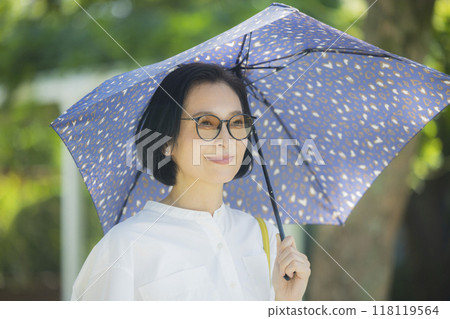 Woman with a parasol 118119564