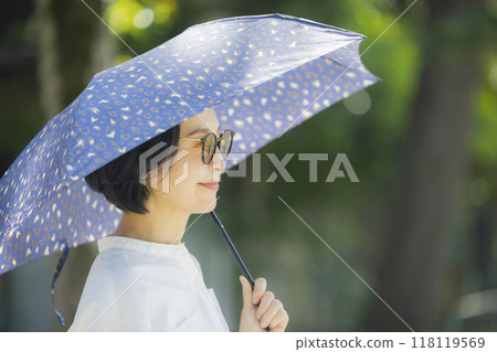 打著陽傘的女人 打著陽傘的女人 118119569