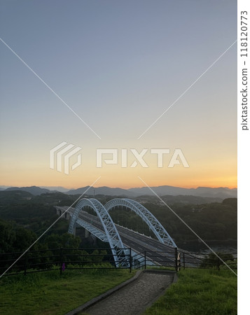 染上朝霞的西海橋 染上朝霞的西海橋 118120773