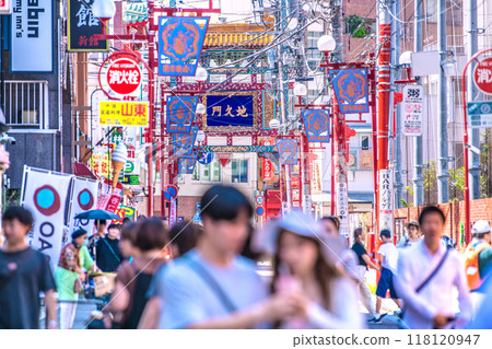 日本橫濱城市景觀九月。橫濱中華街的官邸廟街上擠滿了情侶。後面是極庫門（「關帝廟路」）= 7 118120947