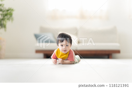 0 year old boy crawling 118121391