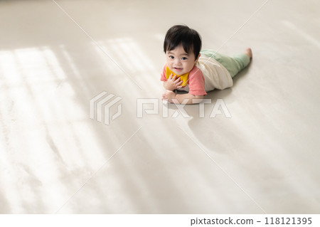 0 year old boy crawling 0 year old boy crawling 118121395