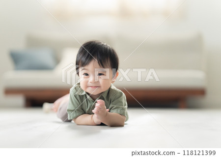 0 year old boy crawling 0 year old boy crawling 118121399