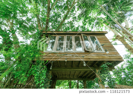 Wooden tree cabin 118121573