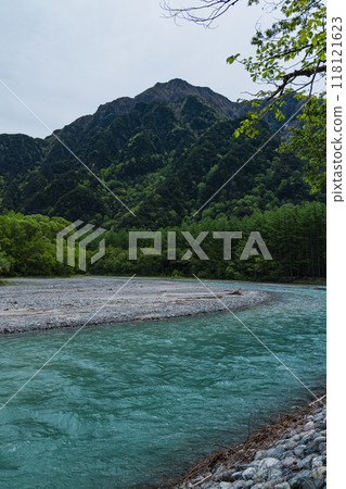 上高地，日本長野縣松本市安曇市的一個風景優美的山區，周圍環繞著新鮮的綠樹和六百山； 118121623