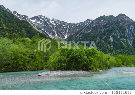 上高地是日本長野縣松本市安曇市的一個風景優美的山區，周圍環繞著新鮮的綠色植物，背景中可見穗高山脈。 118121632
