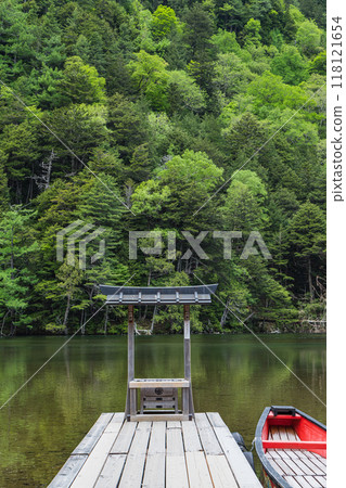 上高地,日本長野縣松本市安曇市的一個風景優美的山區;穗高神社奧宮神社地區的峰宮陽海所 上高地,日本長野縣松本市安曇市的一個風景優美的山區;穗高神社奧宮神社地區的峰宮陽海所 118121654