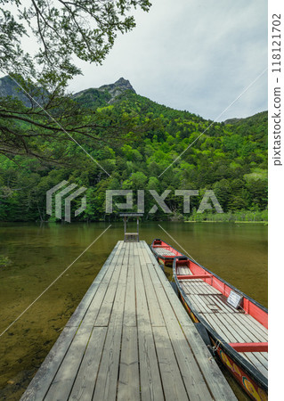 上高地,日本長野縣松本市安曇風景優美的山區,背景是明神池和明神山。 上高地,日本長野縣松本市安曇風景優美的山區,背景是明神池和明神山。 118121702