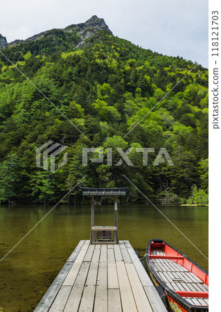 上高地，日本長野縣松本市安曇風景優美的山區，背景是明神池和明神山。 118121703