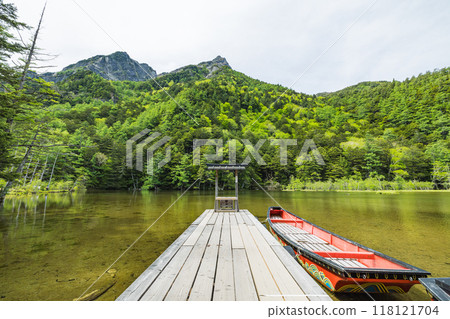上高地，日本長野縣松本市安曇風景優美的山區，背景是明神池和明神山。 118121704