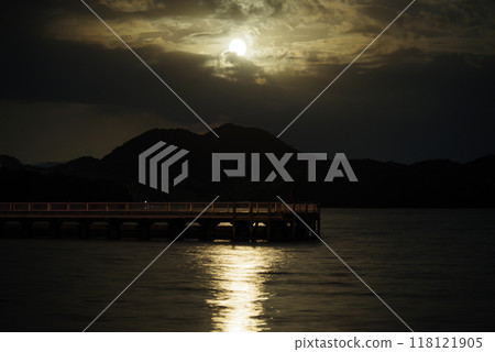 Full moon and pier Full moon and pier 118121905