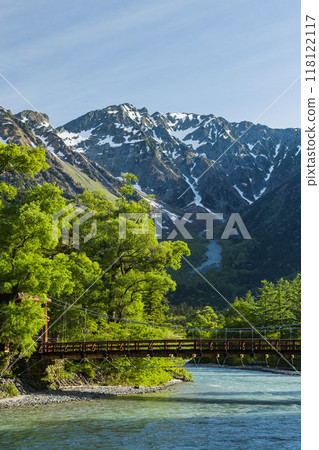 上高地，日本長野縣松本市安曇市的一個風景秀麗的山區，橫跨梓河和穗高山脈的河童橋在背景中清晰可見； 118122117